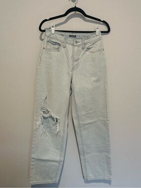 Wild Fable Light Wash Relaxed Women’s Jeans with Distressed Knee